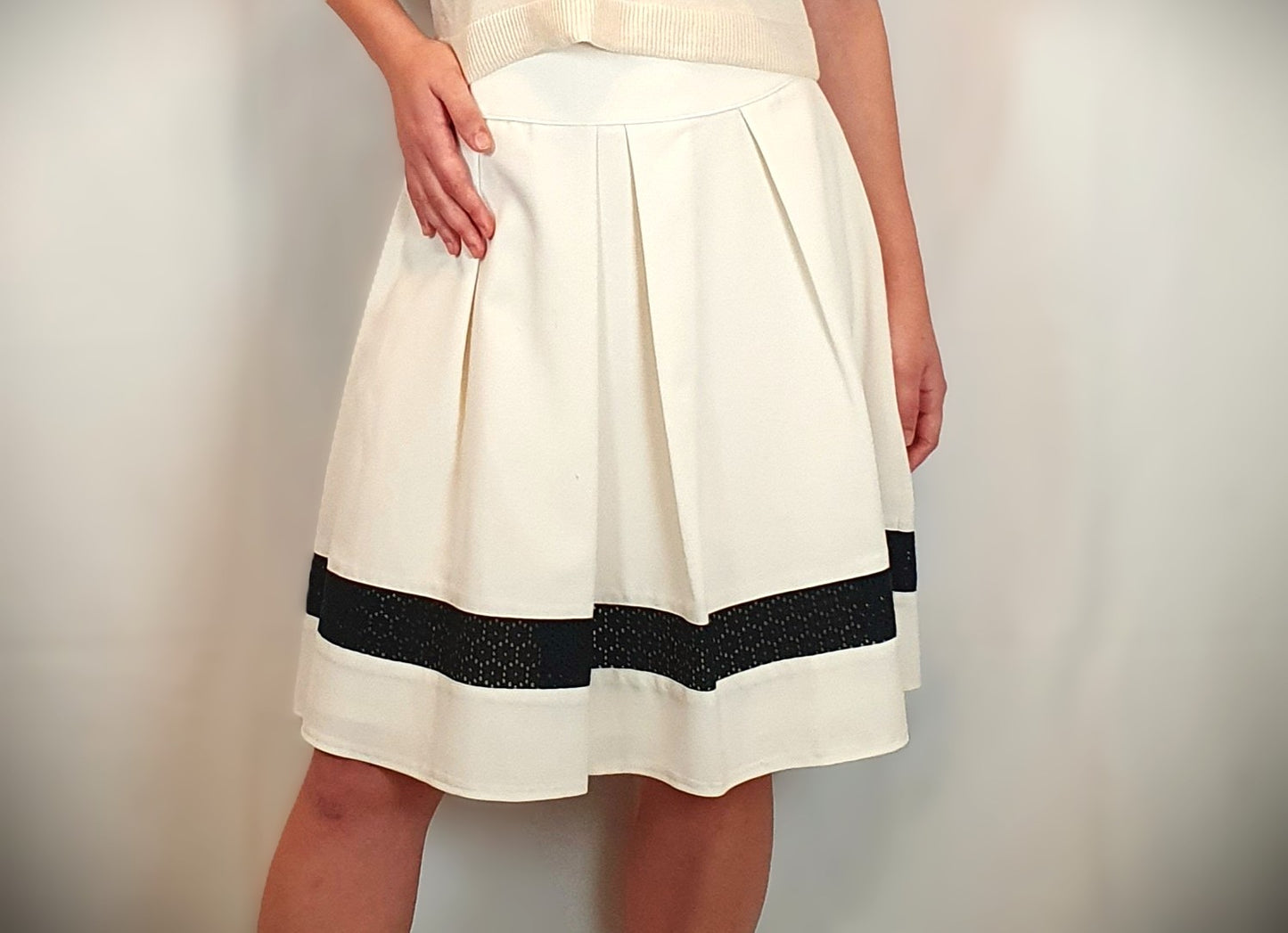 Elegant White Pleated A-Line Skirt with Decorative Black Band