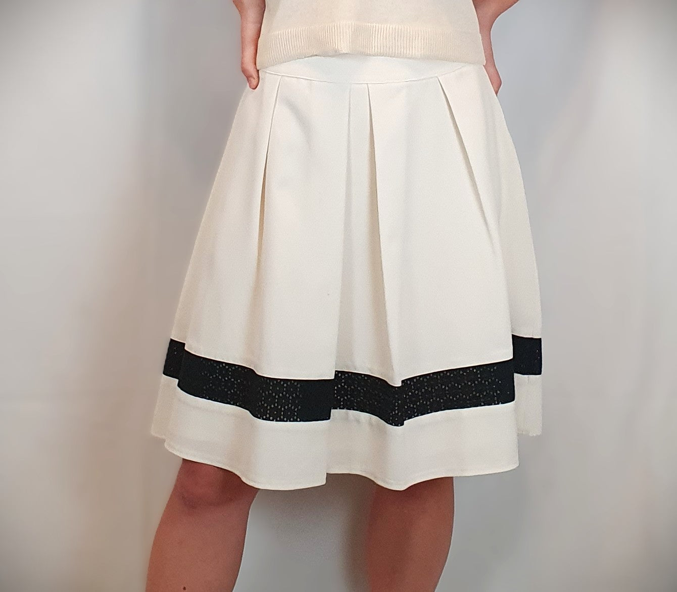 Elegant White Pleated A-Line Skirt with Decorative Black Band