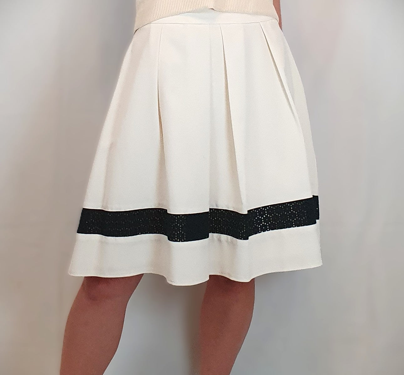 Elegant White Pleated A-Line Skirt with Decorative Black Band